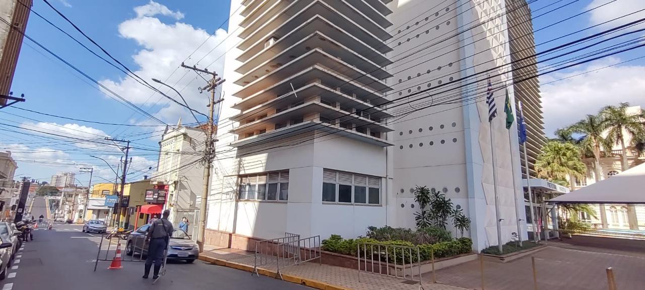 Foto 14 de 16 — Com protesto marcado, rua no entorno da prefeitura é fechada em Araraquara